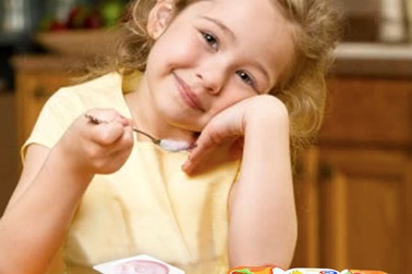 Những sai lầm khi cho trẻ ăn sữa chua