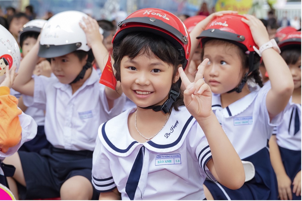 Honda Việt Nam phát động chương trình tặng mũ bảo hiểm cho học sinh lớp một miền Trung
