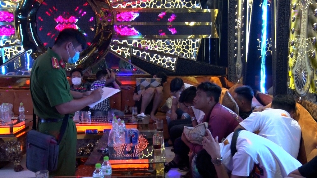 138 thanh niên thuê 16 phòng karaoke để chơi ma túy - 1 138 thanh niên thuê 16 phòng karaoke để chơi ma túy - 1