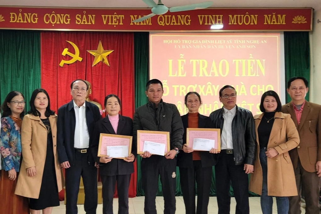 Trao hơn 9.000 suất quà, 464 căn nhà tới thân nhân liệt sĩ - 3 Trao hơn 9.000 suất quà, 464 căn nhà tới thân nhân liệt sĩ - 3