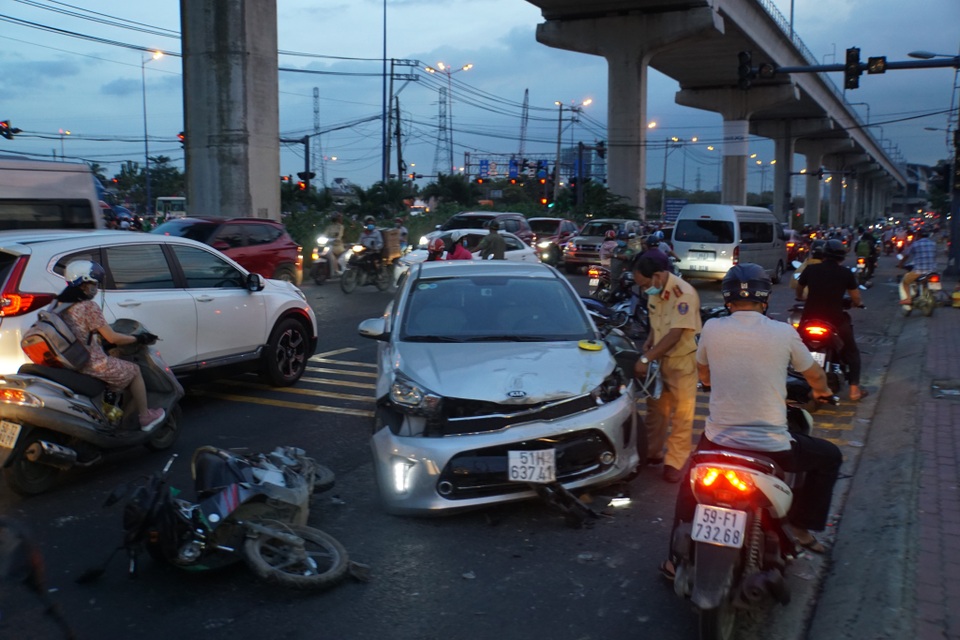 Ô tô tông nát nhiều xe máy ở cửa ngõ Sài Gòn, 3 người bị thương nặng - 1 Ô tô tông nát nhiều xe máy ở cửa ngõ Sài Gòn, 3 người bị thương nặng - 1