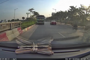 Tài xế giật mình phát hiện xe ben chạy ngược chiều