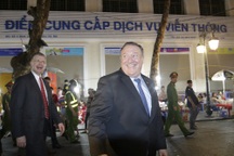 Ngoại trưởng Mỹ thoải mái dạo phố cổ Hà Nội về đêm