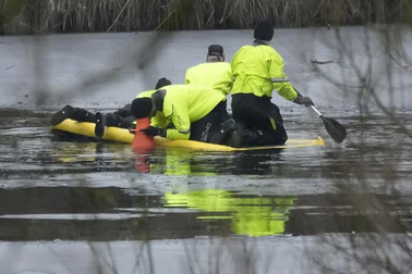 Anh: 3 học sinh nhỏ tuổi qua đời vì ngã xuống hồ nước đóng băng