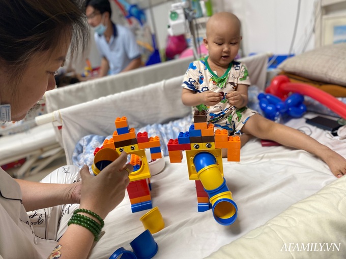 Người mẹ trẻ bán bò, thuế chấp nhà lo viện phí nghẹn ngào nhìn con trai ung thư máu vui ngày Quốc tế thiếu nhi - Ảnh 9.