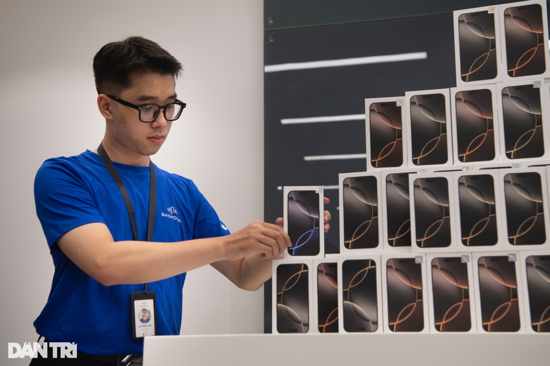 Màn cầu hôn đặc biệt trong ngày mở bán iPhone 16 tại Việt Nam - 1 Màn cầu hôn đặc biệt trong ngày mở bán iPhone 16 tại Việt Nam - 1