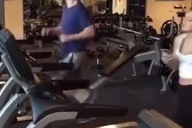 Chàng trai cởi quần khoe thân hình trước thiếu nữ