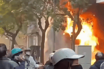 Cháy dữ dội nhà 7 tầng ở Hà Đông, còn 2 nạn nhân đang mắc kẹt bên trong