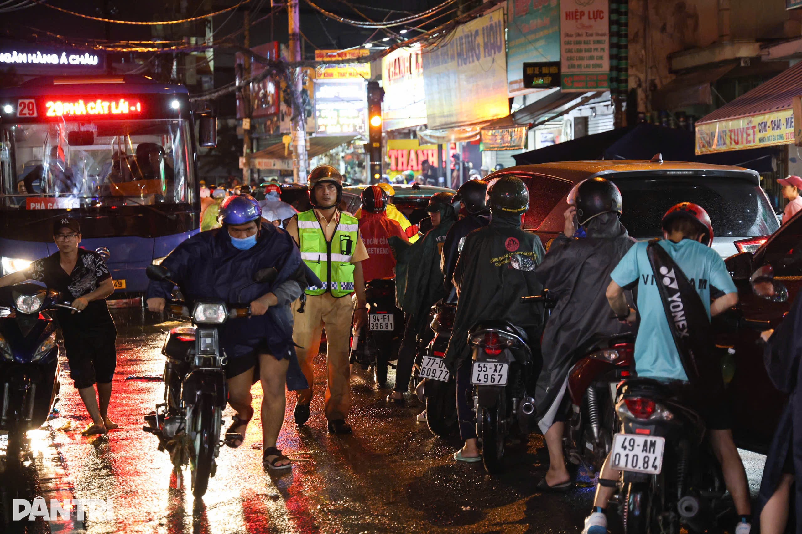 Mưa lớn, đường Phạm Văn Đồng kẹt xe kéo dài hơn 3km - 5