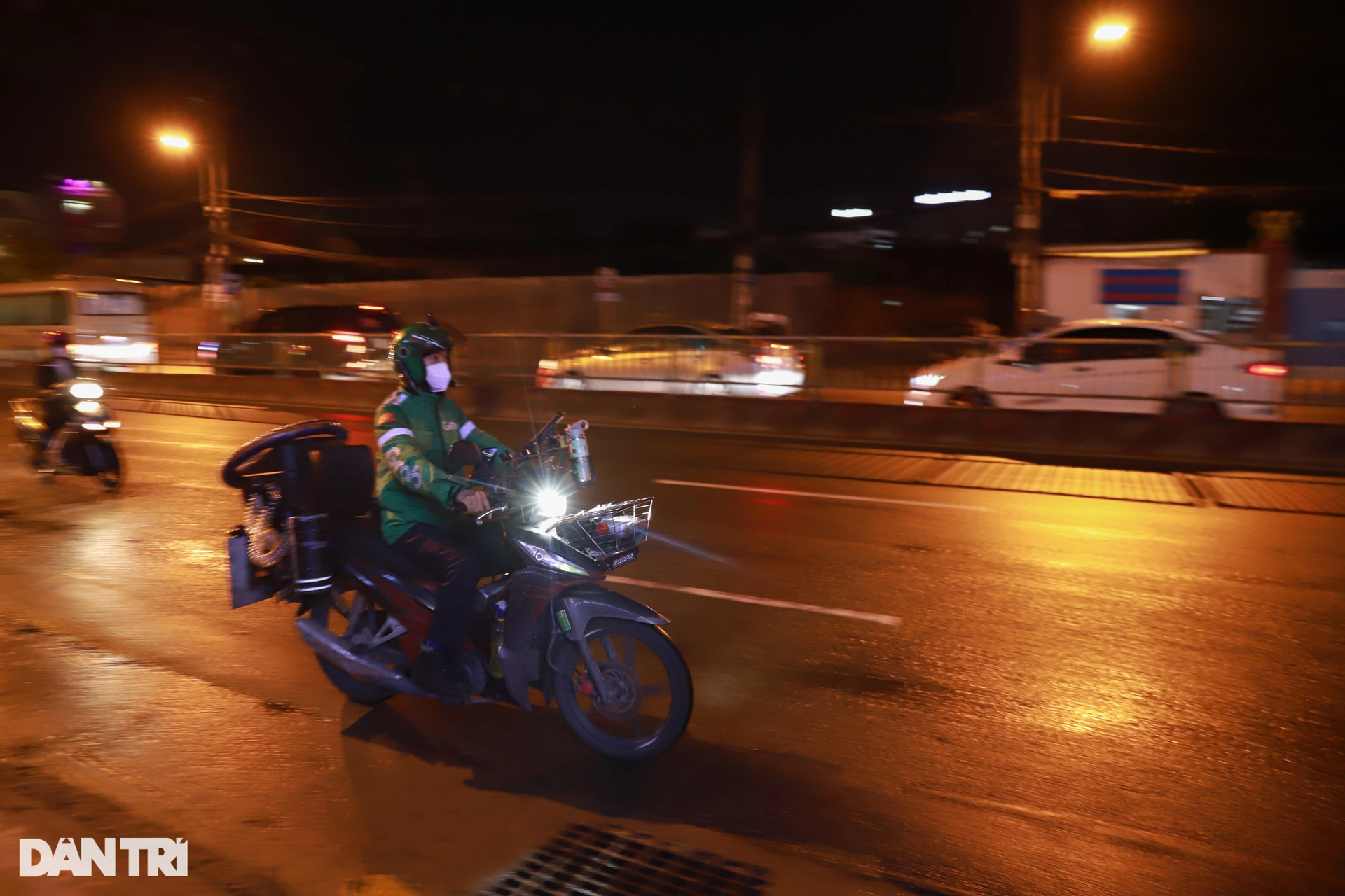 Vợ bầu sắp sinh, anh xe ôm vẫn đều đặn giúp người gặp nạn giữa đêm ở TPHCM - 1