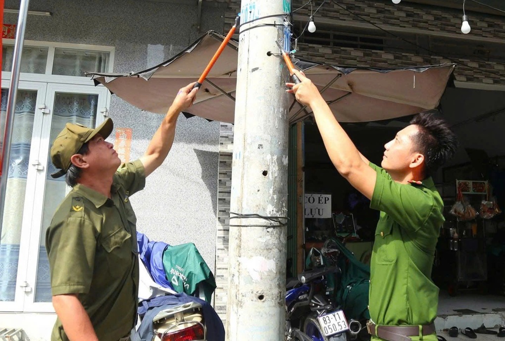TPHCM quyết liệt xử lý quảng cáo trái phép - 2 TPHCM quyết liệt xử lý quảng cáo trái phép - 2