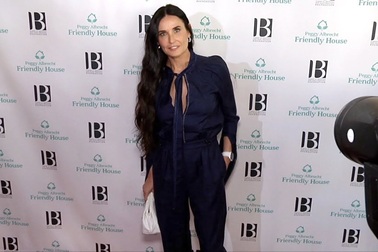 Demi Moore thanh lịch trên thảm đỏ