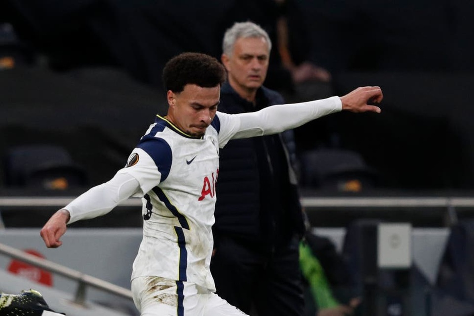 Học trò lập siêu phẩm, HLV Mourinho quay ngoắt thái độ - 2