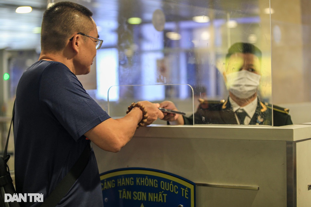 Làm thủ tục bay ở Tân Sơn Nhất bằng VNeID nhanh, vì sao ít người sử dụng? - 2 Làm thủ tục bay ở Tân Sơn Nhất bằng VNeID nhanh, vì sao ít người sử dụng? - 2