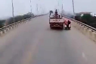 Khởi tố tài xế cố tình bẻ lái khiến 2 người đi xe máy bị ngã