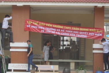 Vụ giáo viên treo băng rôn giữa trường: Đình chỉ hiệu trưởng