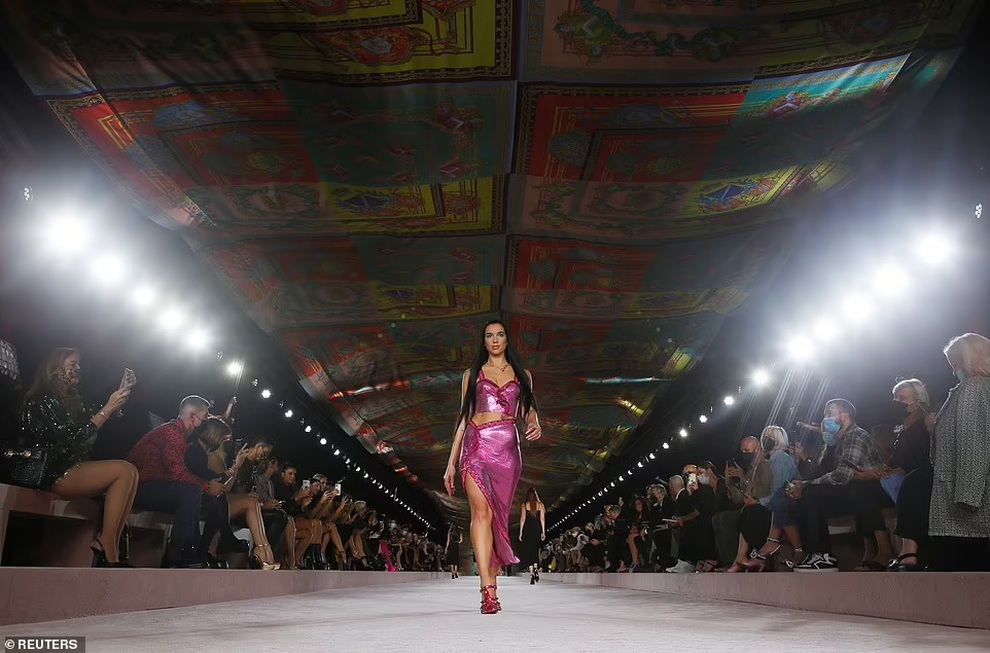 Con gái Madonna bất ngờ xuất hiện trên sàn catwalk - 4