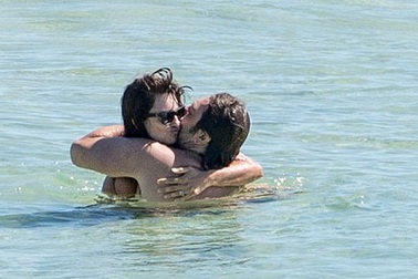 “Sao” phim “Cướp biển vùng Caribe” tình tứ hôn chồng trên biển