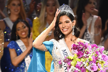 Không "mạnh" về ngoại ngữ, tân Hoa hậu Hoàn vũ bị khán giả phản đối