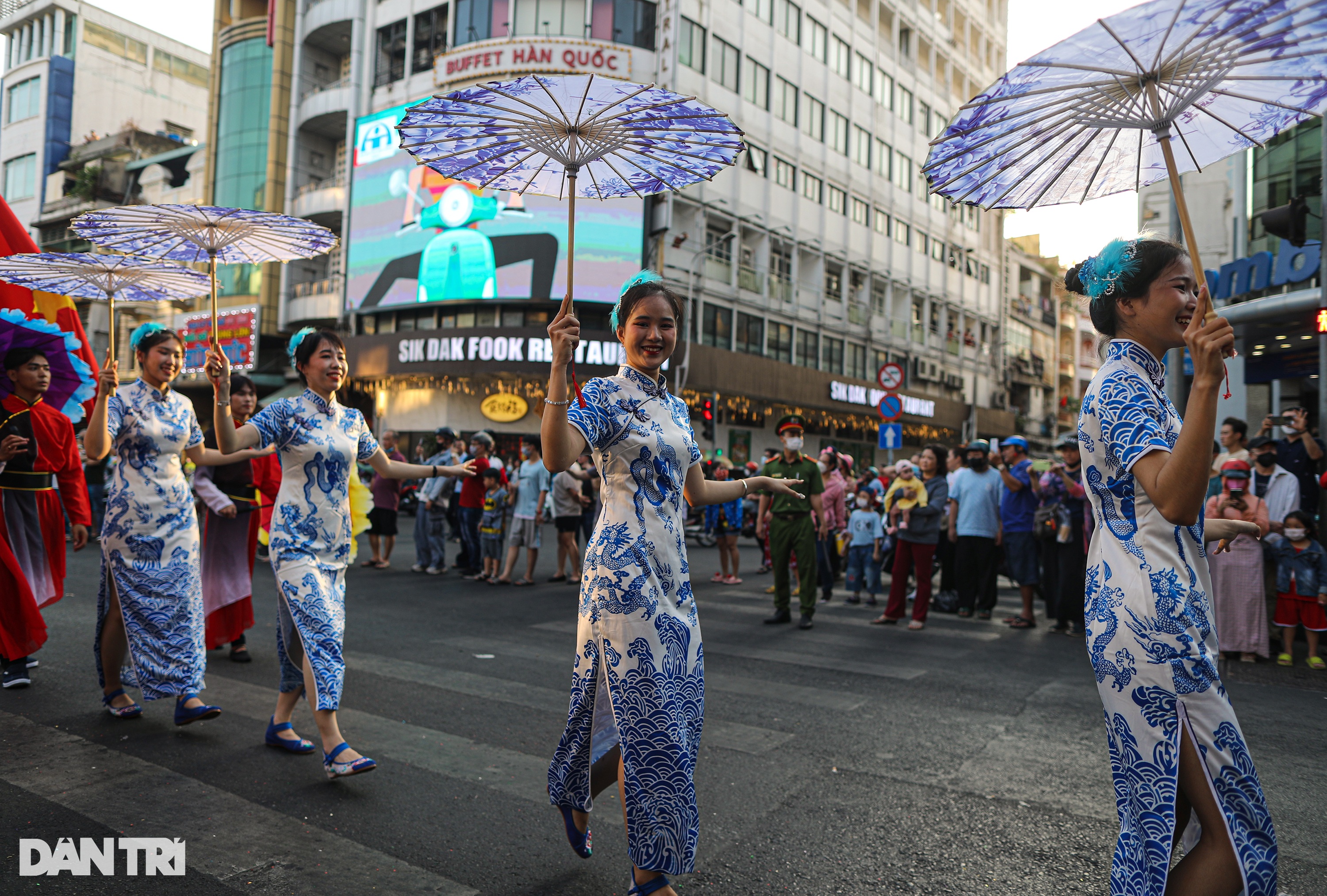 Tiên nữ xuống phố hòa vào Lễ hội Tết Nguyên tiêu ở TPHCM - 11