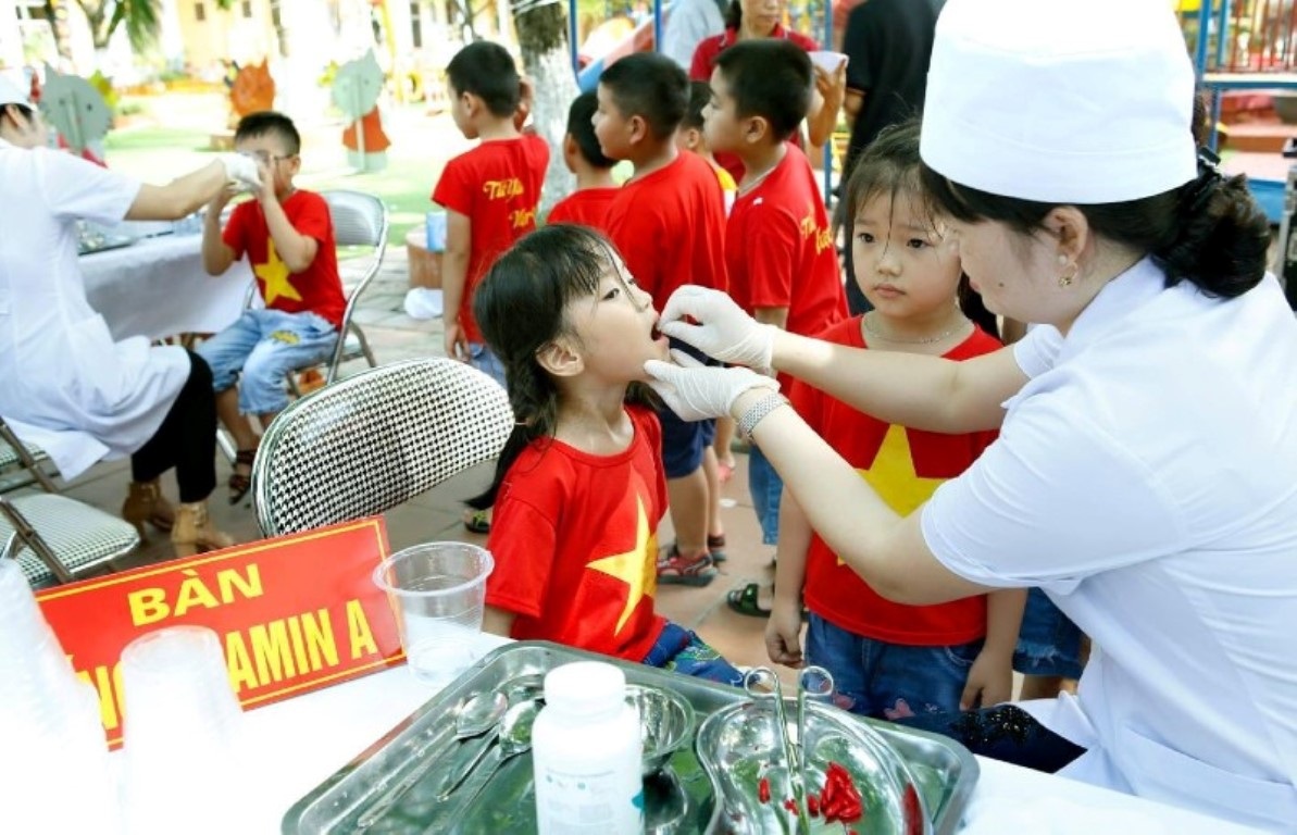 Trẻ em uống vitamin A.jpg Trẻ em uống vitamin A.jpg
