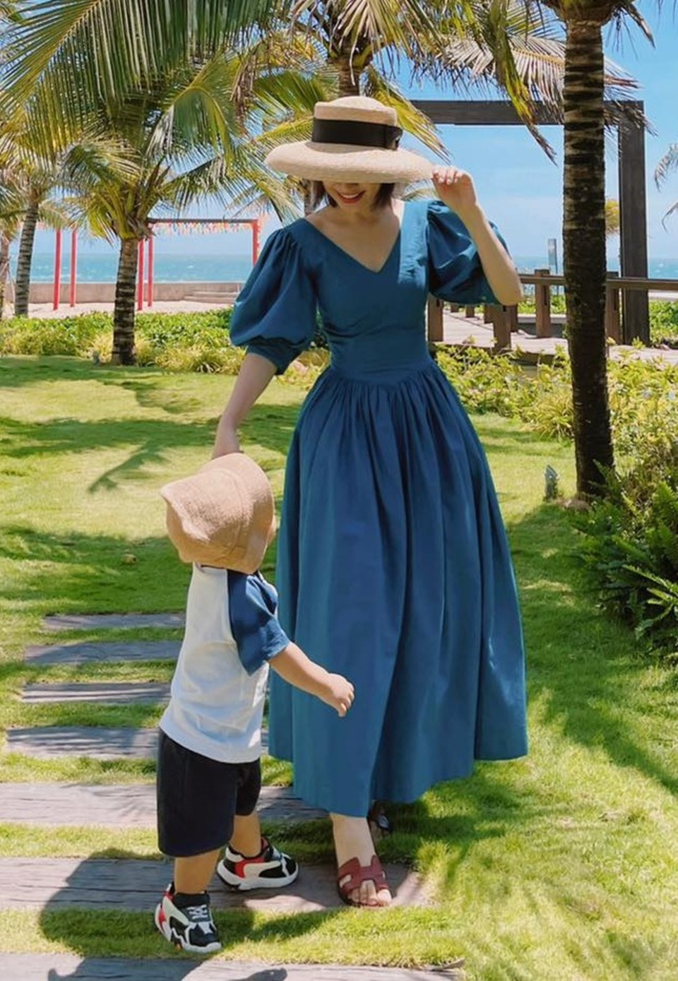 Trần Tiểu Vy, Lương Thùy Linh diện đồ gợi cảm hút ánh nhìn - 6 Trần Tiểu Vy, Lương Thùy Linh diện đồ gợi cảm hút ánh nhìn - 6