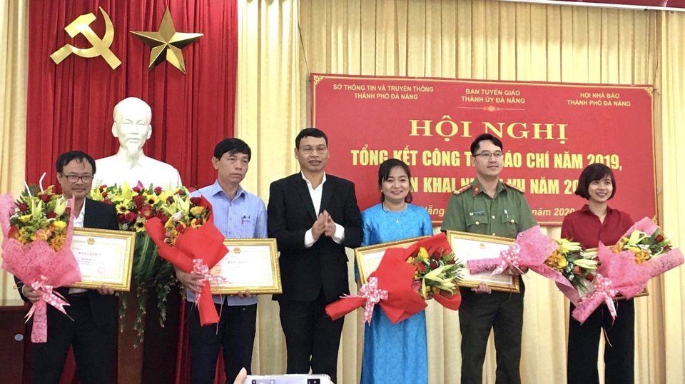 Vẫn còn sở, ngành ngại báo chí, ngại cung cấp thông tin - 1 Vẫn còn sở, ngành ngại báo chí, ngại cung cấp thông tin - 1