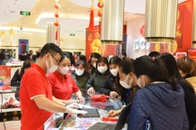 Bất chấp mưa lạnh và dịch Cornona, người dân vẫn đổ xô mua vàng ngày Thần Tài