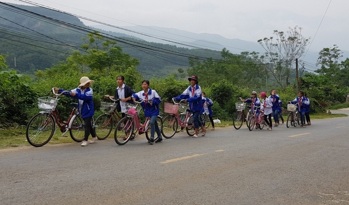Trẻ em miền núi tham gia giao thông bằng xe đạp. Ảnh Anh Tuấn