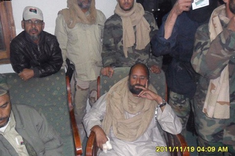 Hé lộ hình ảnh Gadhafi "con" sau khi bị bắt