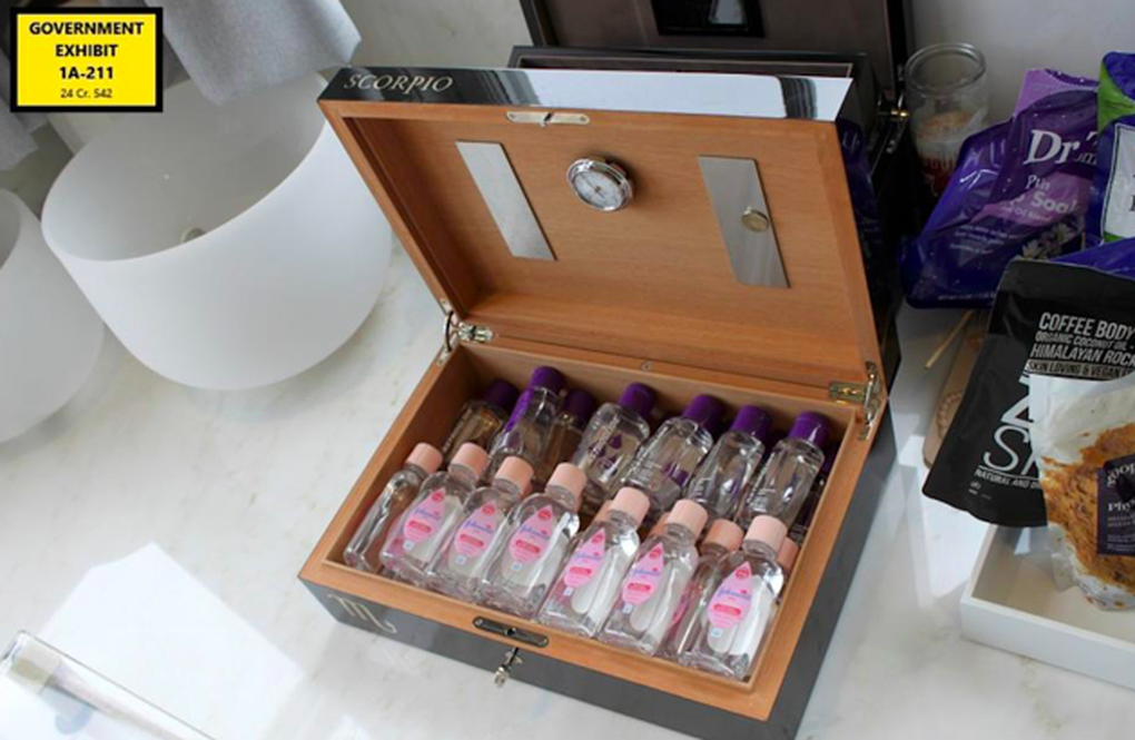 Công bố hình ảnh 200 chai dầu trẻ em được tìm thấy tại biệt thự của Diddy - 1 Công bố hình ảnh 200 chai dầu trẻ em được tìm thấy tại biệt thự của Diddy