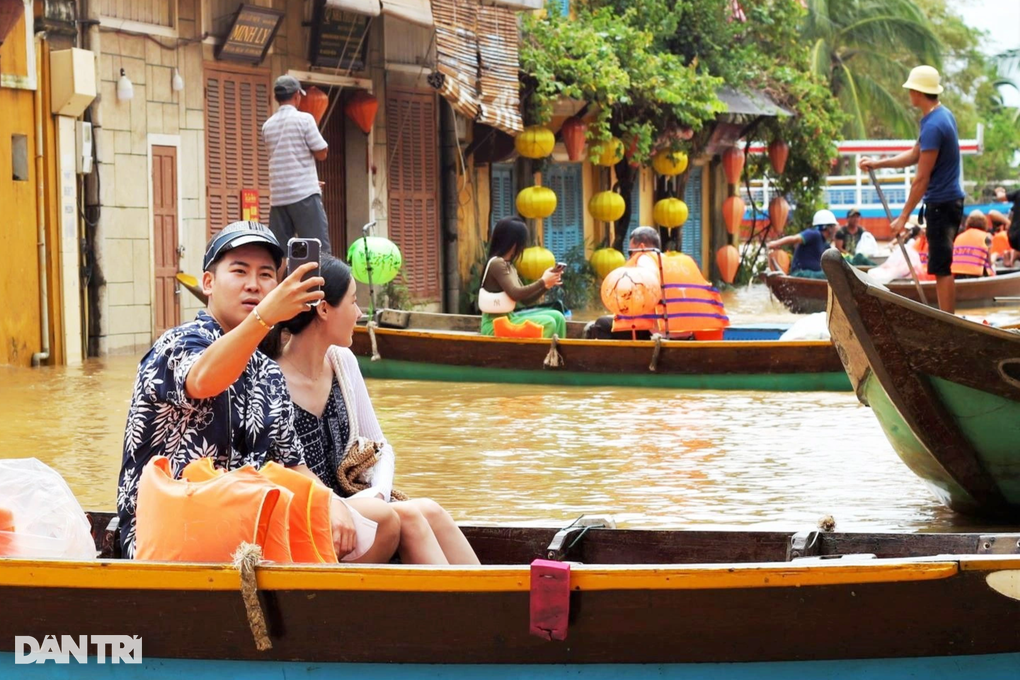 Kiếm tiền triệu mỗi ngày nhờ chở khách tham quan phố cổ mùa ngập lụt - 4 Kiếm tiền triệu mỗi ngày nhờ chở khách tham quan phố cổ mùa ngập lụt - 4