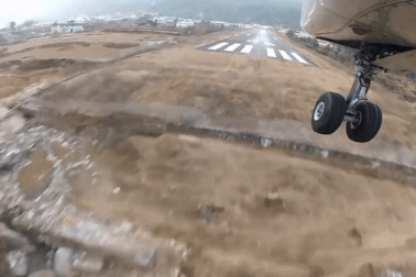 Xem màn hạ cánh thót tim ở sân bay nguy hiểm nhất thế giới