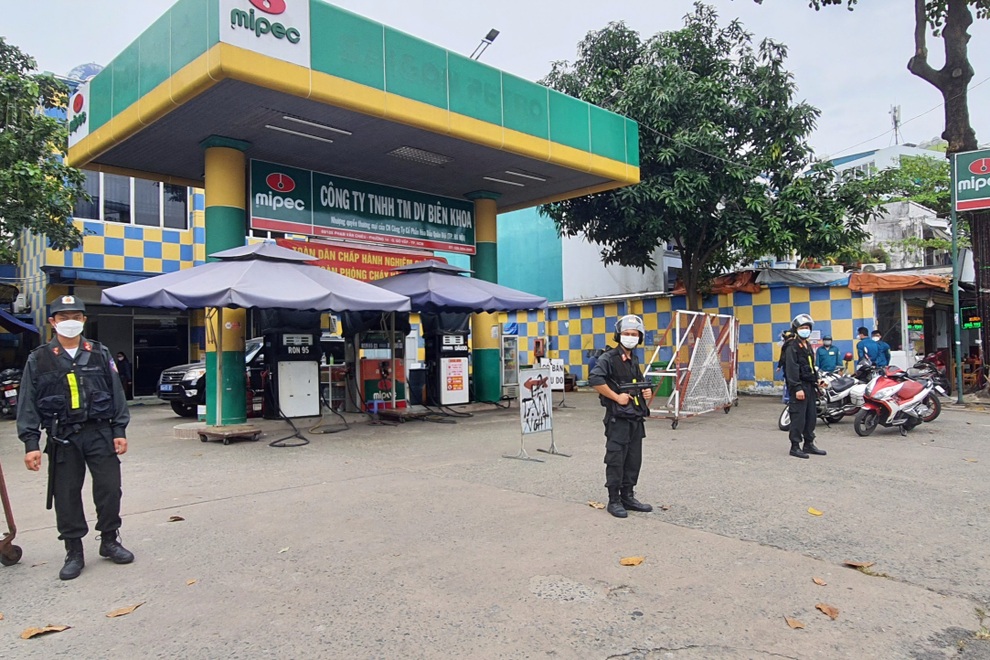 Cảnh sát có vũ trang phong tỏa cây xăng, bắt nữ giám đốc - 1 Cảnh sát có vũ trang phong tỏa cây xăng, bắt nữ giám đốc - 1