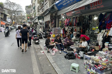 Giành lại vỉa hè: Hà Nội đừng đánh trống bỏ dùi!