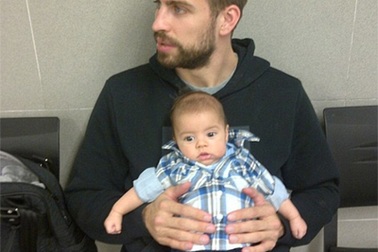 Shakira đưa con trai cưng đi làm hộ chiếu