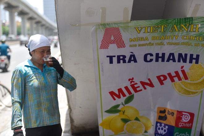 Hà Nội: Mát lòng trà chanh đá miễn phí giữa ngày nắng đỉnh điểm - 14 Hà Nội: Mát lòng trà chanh đá miễn phí giữa ngày nắng đỉnh điểm - 14