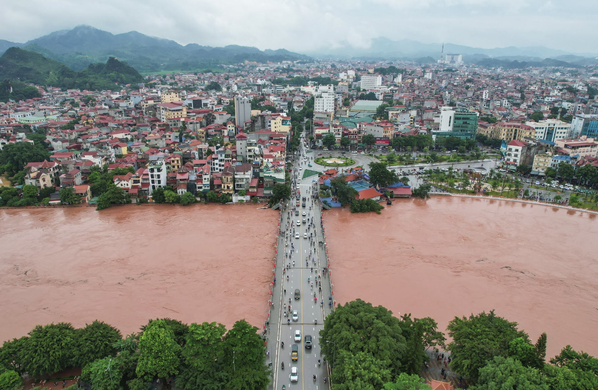 Dỡ mái ngói, ứng cứu người dân vùng ngập sâu ở Lạng Sơn - 3 Dỡ mái ngói, ứng cứu người dân vùng ngập sâu ở Lạng Sơn - 3