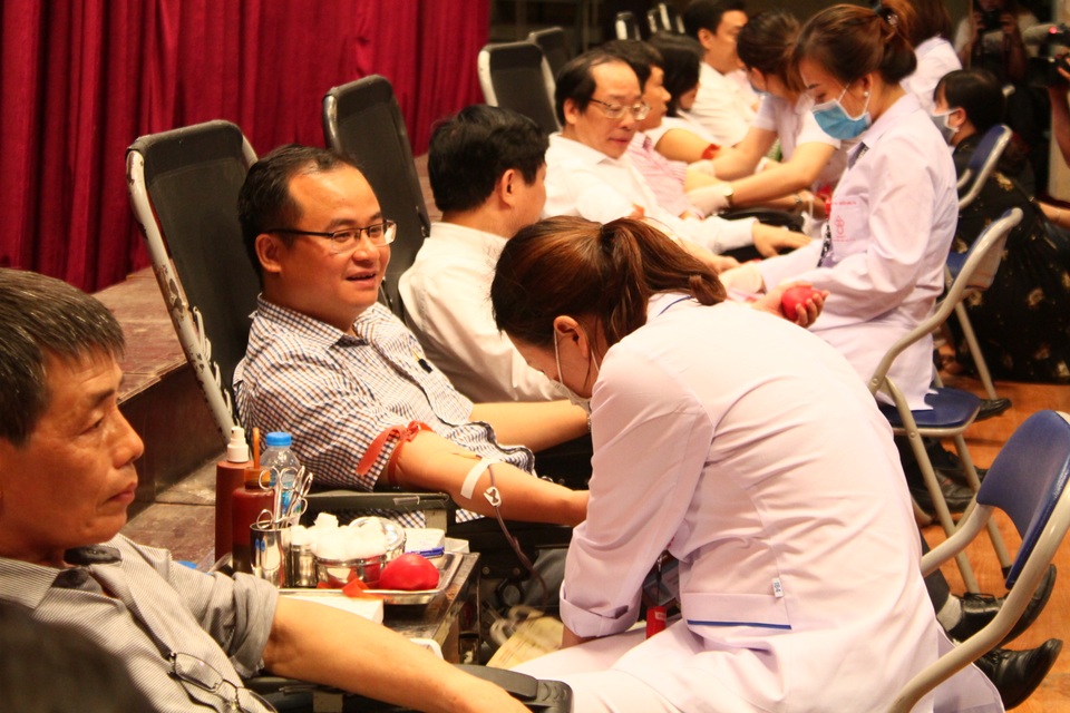 Thầy trò trường Báo nô nức tham gia ngày hội hiến máu tình nguyện - 3 Thầy trò trường Báo nô nức tham gia ngày hội hiến máu tình nguyện - 3