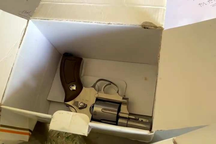 Người đàn ông xách 2 khẩu súng đến nhà một phụ nữ để giải quyết mâu thuẫn