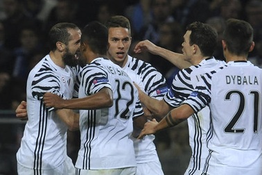 Hạ gục 10 người Porto, Juventus đặt một chân vào tứ kết