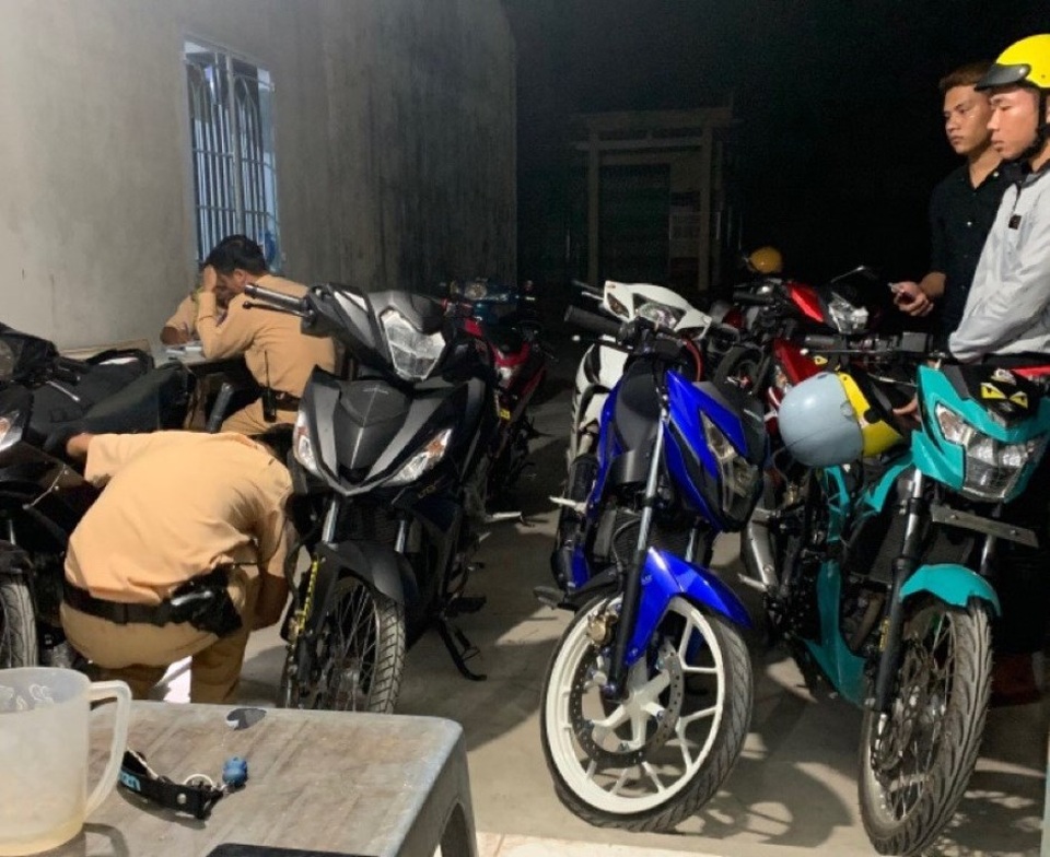 CSGT tổ chức vây bắt nhóm đua xe mang theo mã tấu - 1 CSGT tổ chức vây bắt nhóm đua xe mang theo mã tấu - 1