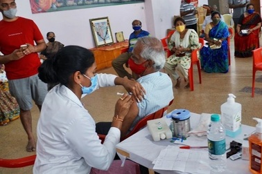 Người giàu Ấn Độ đổ ra nước ngoài tiêm liều tăng cường vì lo ngại Omicron