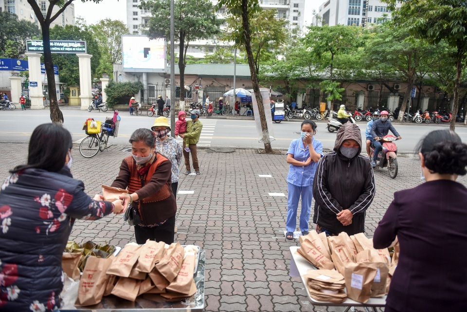 300 chiếc bánh ấm nóng trao tặng người nghèo trong ngày Hà Nội trở lạnh - 1 300 chiếc bánh ấm nóng trao tặng người nghèo trong ngày Hà Nội trở lạnh - 1