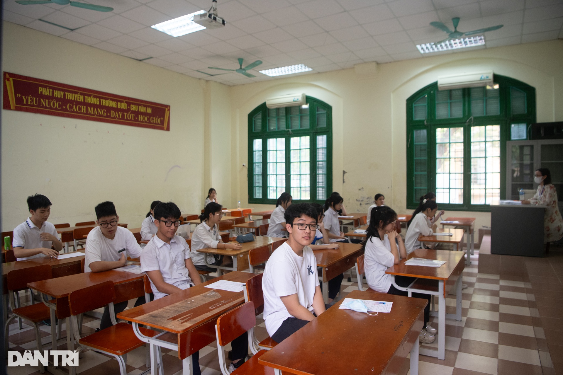 Sĩ tử Hà Nội lo lắng tới mất ngủ, dậy sớm đi làm thủ tục thi lớp 10 - 8 Sĩ tử Hà Nội lo lắng tới mất ngủ, dậy sớm đi làm thủ tục thi lớp 10 - 8
