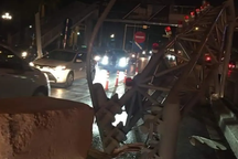 Xe tải tông gục khung giới hạn chiều cao cầu vượt Thái Hà - Láng Hạ