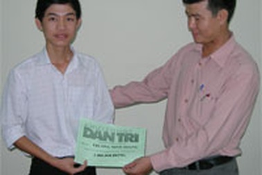 Trao quà cho sinh viên “Nhà nghèo mà học giỏi kinh khủng”