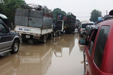 Xe tải gãy cầu, Quốc lộ 1A ùn tắc kéo dài gần 20 km