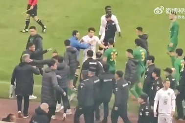 Cầu thủ Thái Lan và Trung Quốc lao vào hỗn chiến ngay trên sân