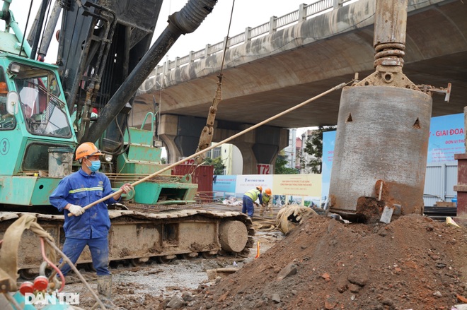 Công trường xây dựng cầu Vĩnh Tuy 2 vượt sông Hồng hơn 2.500 tỷ ở Hà Nội - 9 Công trường xây dựng cầu Vĩnh Tuy 2 vượt sông Hồng hơn 2.500 tỷ ở Hà Nội - 9
